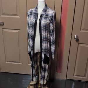 The Buckle Gimmicks Plaid Duster With Crushed Velvet Patch Pockets And Trim